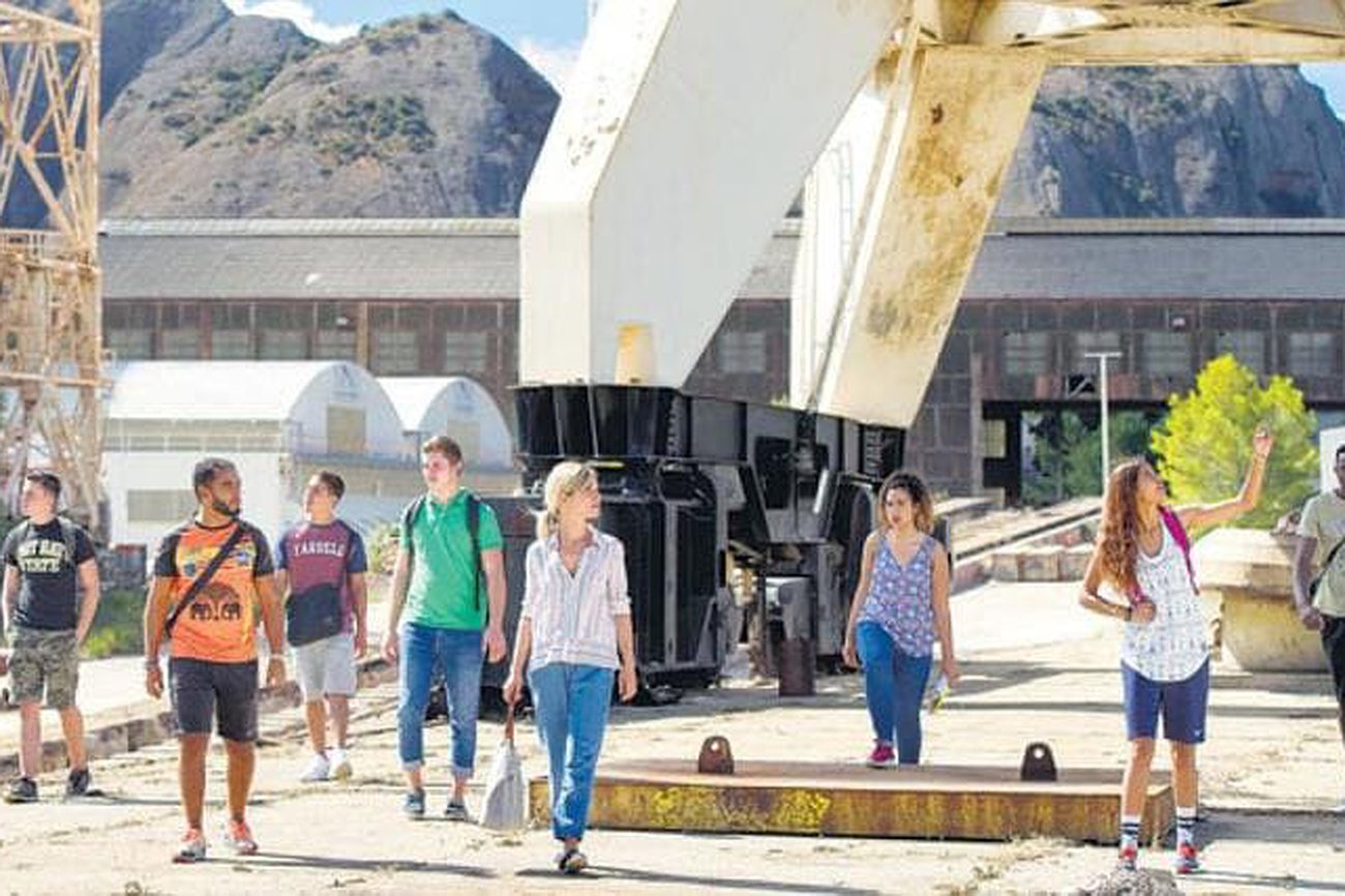 L’atelier: Identidad, historia y política para jóvenes sin futuro