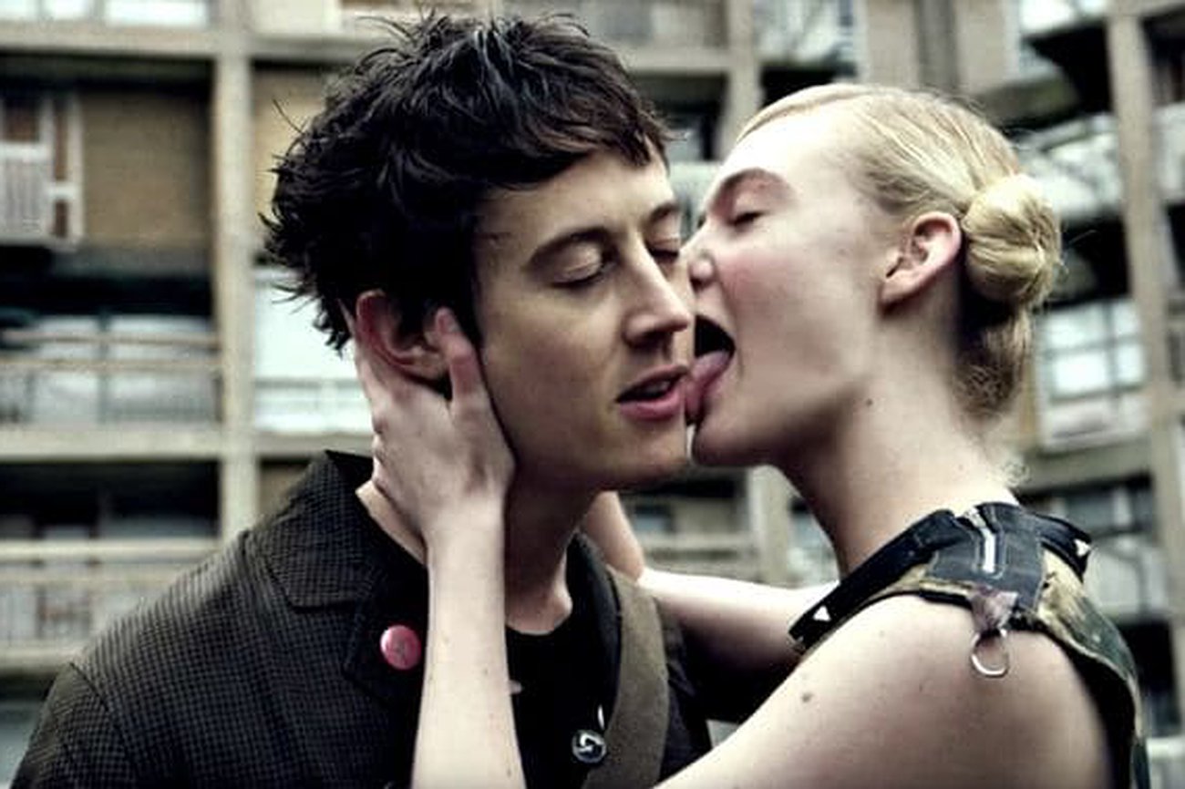 Cómo enamorar a una chica punk: Cómo hablarle de amor a los millenials