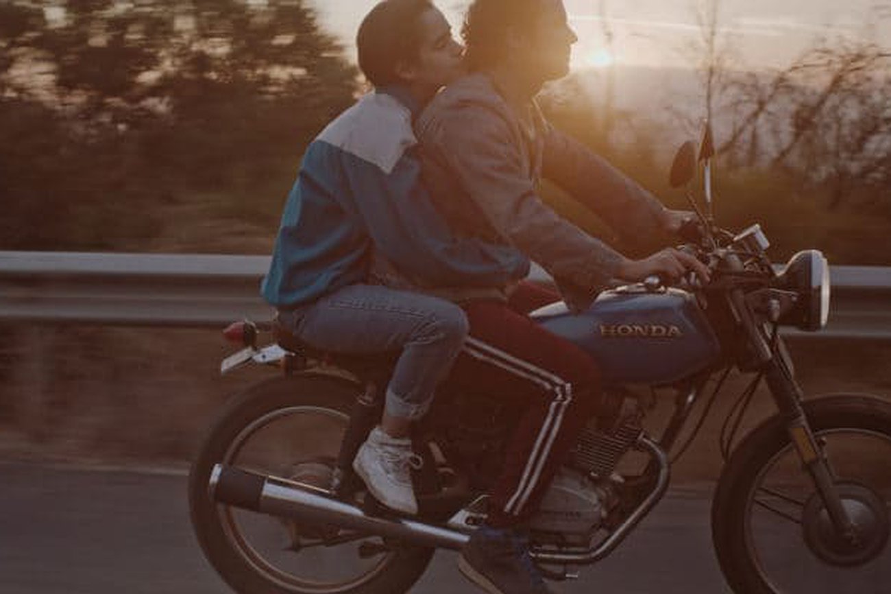 Tarde para morir joven (1): Entre la emoción y el recuerdo  